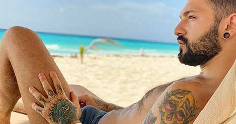 Igor Lucios and Rob Campos meet on a beautiful beach before agreeing to do a naughty video for latin leche. The men will suck and fuck for the camera like there’s no tomorrow.