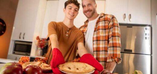 It's finally Thanksgiving time and our good old roomies Mateo Tomas and Sam Ledger got invited to a Friendsgiving supper. Settling on a classic, they're bringing Apple Pie for dessert.